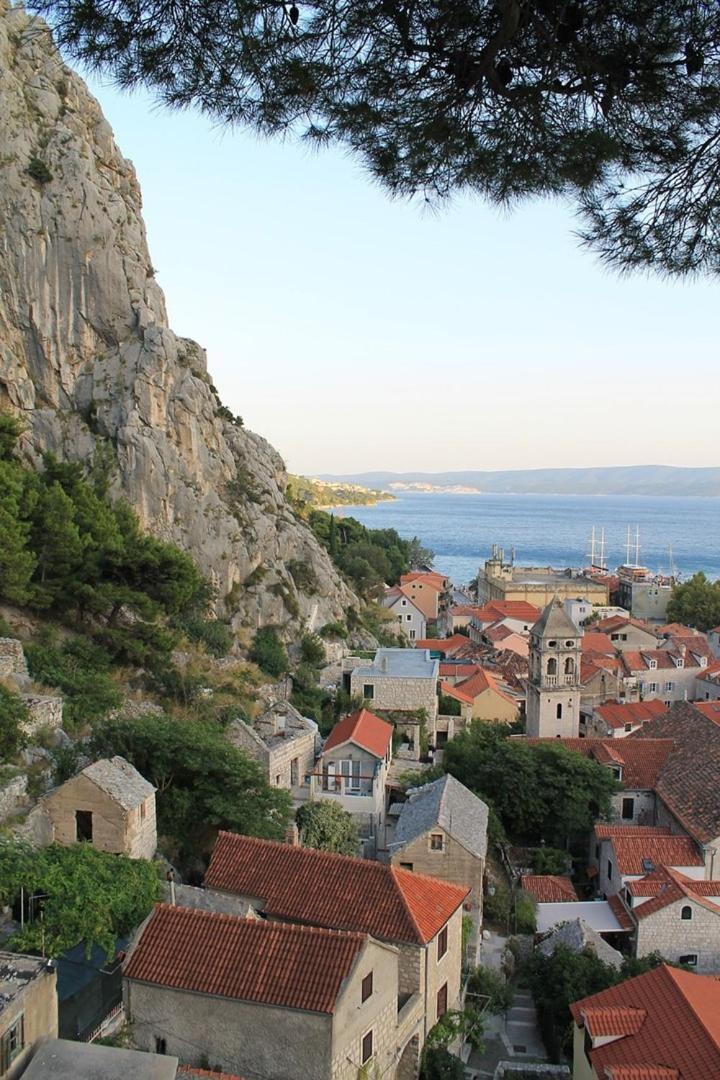 Azure Apartments By The Sea Near City Omiš Esterno foto
