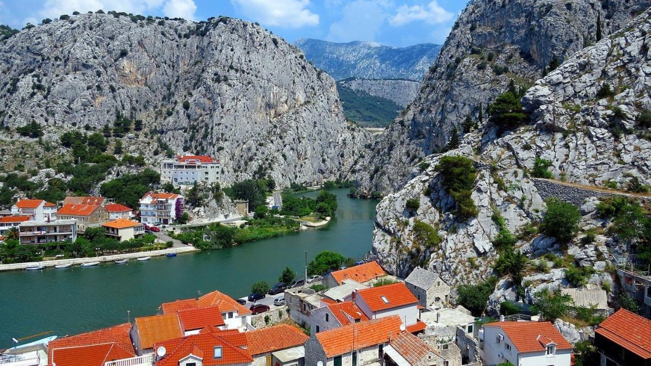 Azure Apartments By The Sea Near City Omiš Esterno foto